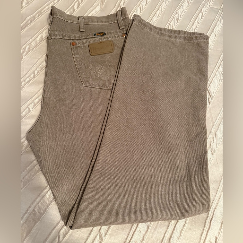 Wrangler Men's Relaxed Fit Jeans in Light Gray